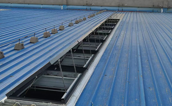 某城市大型商业综合体中庭临潼排烟窗工程